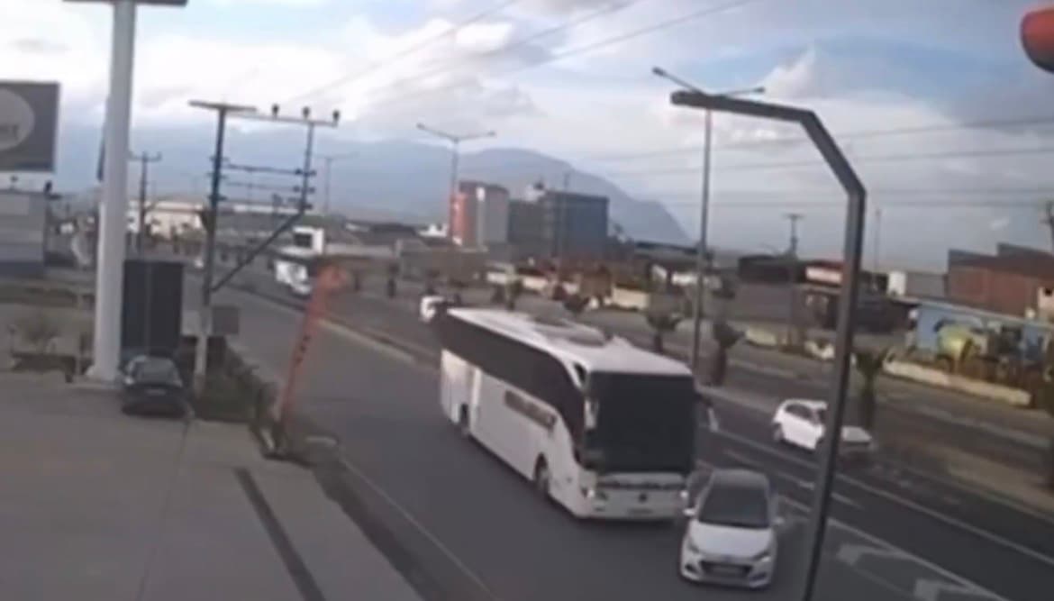 Turgutlu’da Otomobil ile Otobüs Çarpıştı: 3 Yaralı - Galeri 1