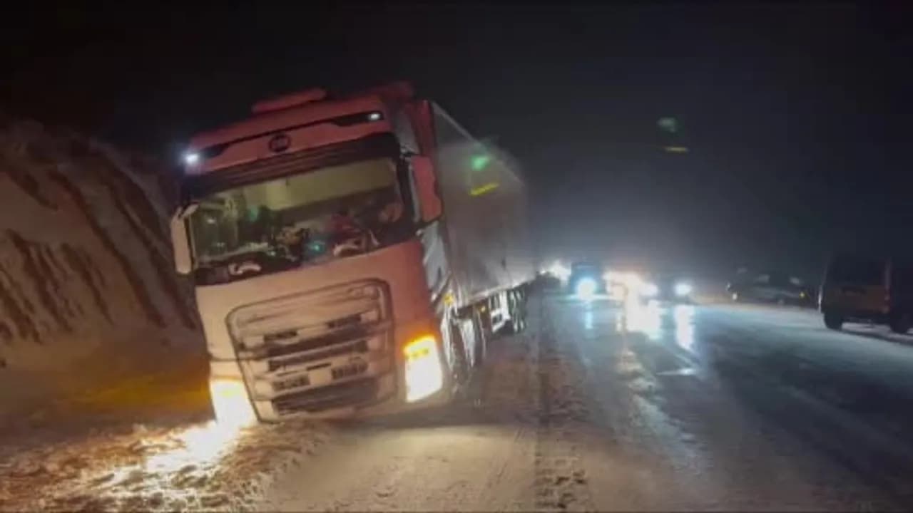 Kayseri-Malatya Karayolu’nda Zincirleme Kaza: 20 Araç Birbirine Girdi - Galeri 2