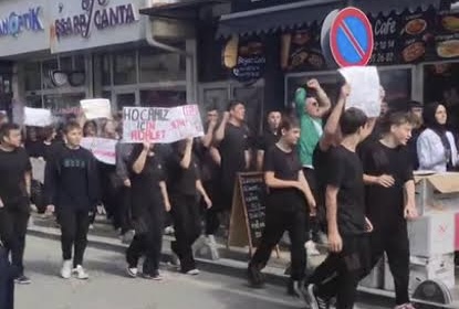 Sapanca’da Öğrencilerden Öğretmenlerine Destek Yürüyüşü: “Sana Kalkan Eller Kırılsın”