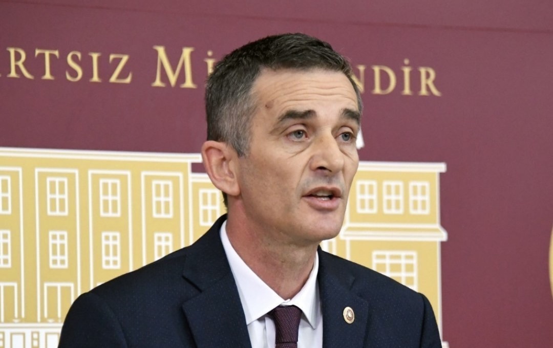 Ümit Dikbayır CHP’ye Katıldı: Rozetini Özgür Özel Taktı