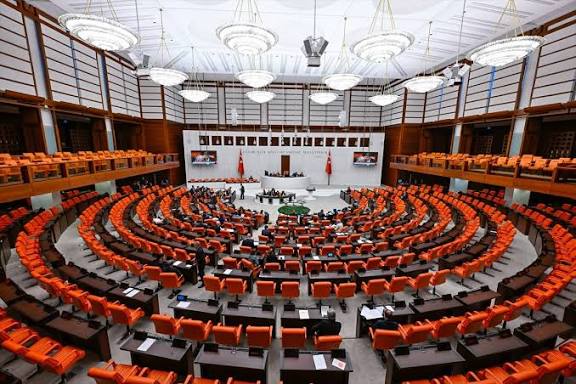 Özgür Özel dahil 12 milletvekili hakkında 18 fezleke Meclis’e sunuldu