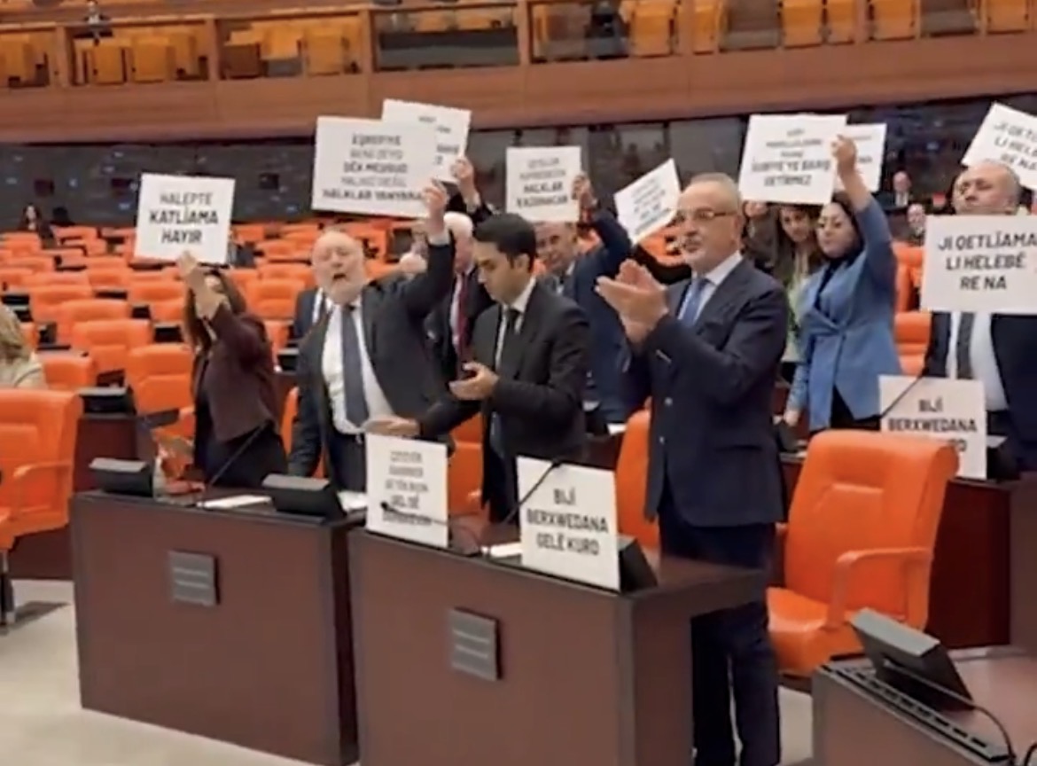 TBMM’de DEM Parti’den YPG/SDG Protestosu, Toplumdan Sert Tepki